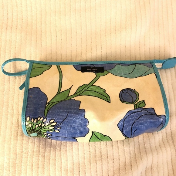 kate spade Handbags - Kate Spade Makeup Bag Travel Case Floral HG66 kate spade Handbags - Kate Spade Makeup Bag Travel Case Floral HG66